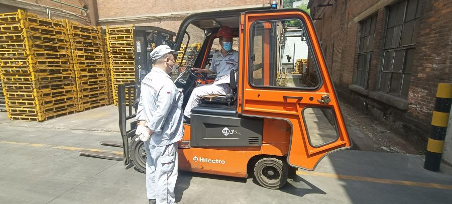 安全員給韓向平示范叉車倒車標準作業(yè).jpg 安全員給韓向平示范叉車倒車標準作業(yè).jpg